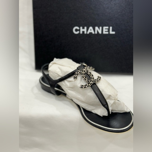 COPY - Chanel CC Thong Sandals
Black Lambskin. Size 38 - Picture 5 of 6